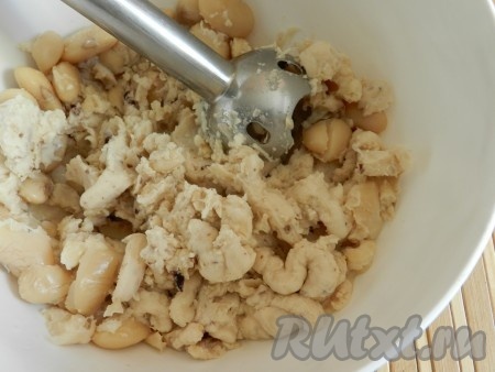 С помощью погружного блендера сделать пюре из фасоли, регулируя густоту оставшейся от варки водой.