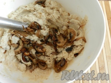 К измельчённой фасоли добавить шампиньоны, обжаренные с луком, и измельчить всё вместе блендером, оставляя в паштете небольшие кусочки грибов.