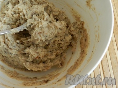 Если нужно, досолить фасолевый паштет с грибами, поперчить, перемешать.