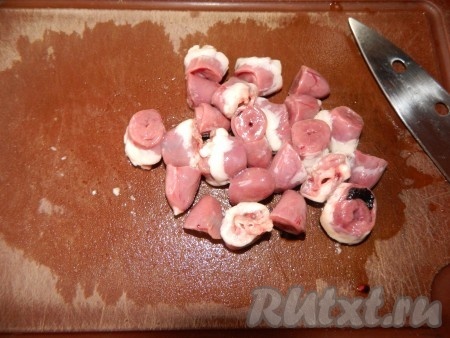 Куриные сердечки режем пополам и хорошо промываем.