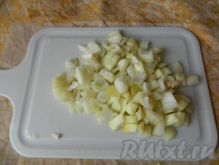 Лук мелко режем.
