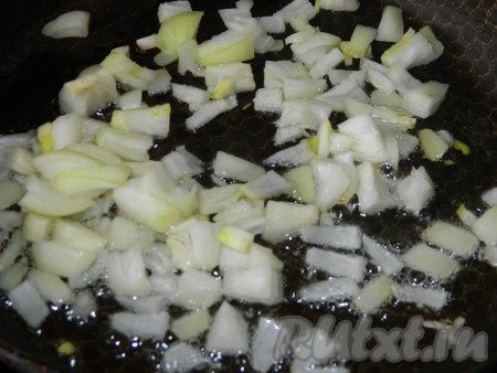 Лук обжариваем на растительном масле.