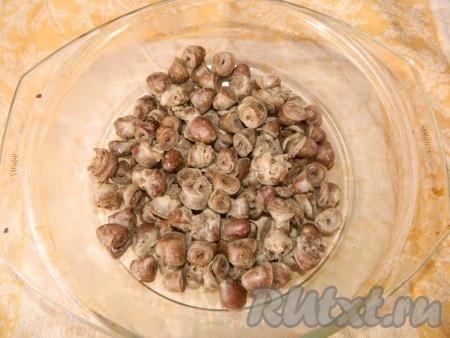 Когда куриные сердечки сварятся, сливаем воду и для удобства перекладываем их в глубокую огнеупорную посуду.