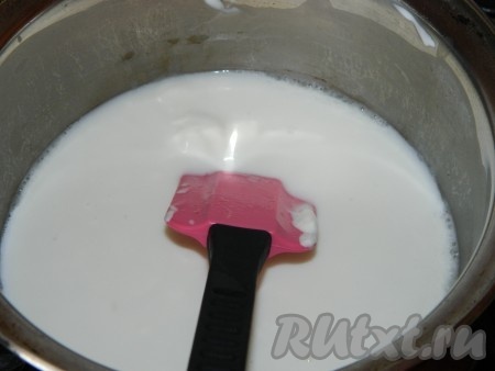 В кастрюлю выкладываем сметану и немного воды, добавляем соль и перец и доводим до кипения.