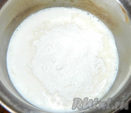 В закипающую воду со сметаной засыпаем муку и, хорошо перемешивая, варим 1-3 минуты.