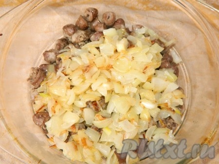 К сердцам добавляем жареный лук.