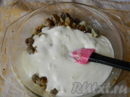 Туда же добавляем сметанно-мучную смесь, все хорошо перемешиваем и ставим на 5-10 минут в духовку.