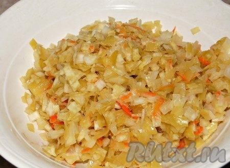 Когда картофель разварится, примерно через 30 минут, добавить капусту, лавровый лист. Если капуста чересчур кислая, ее можно промыть под струей холодной воды. На качестве серых щей это никак не отразится.