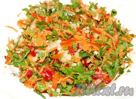 Все подготовленные овощи аккуратно перемешать.