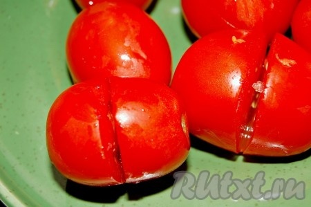 Помидоры помыть, каждую помидорку разрезать пополам, но не до конца.