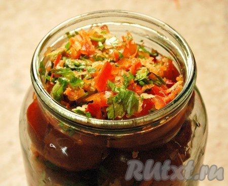 Затем набить банку помидорами, встряхивая, чтобы помидоры плотнее уложились. Оставшуюся начинку можно положить сверху банки.