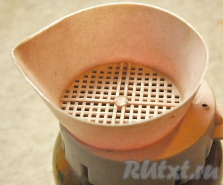 Залить помидоры кипятком, дать постоять 30 минут, затем воду слить.