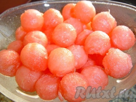 Мякоть арбуза очищаем от семечек и нарезаем кубиками (я сделала шарики с помощью ложки-нуазетки). 