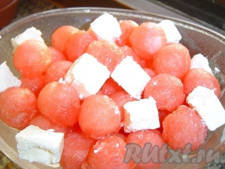 Фету нарезаем кубиками приблизительно такого же размера, как и арбуз. Добавляем фету к арбузу. Листья мяты и базилика измельчаем и так же добавляем к арбузу, аккуратно перемешиваем.