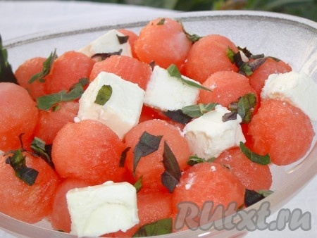 Наш арбузный салат поливаем заправкой из масла и бальзамического уксуса и убираем в холодильник на 20-30 минут.