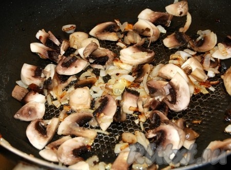 Сначала нужно приготовить разные начинки для нашего пирога. Для приготовления 1-ой начинки разогреть сковороду с растительным маслом и поджарить на ней до готовности мелко нарезанный репчатый лук с тонко нарезанными шампиньонами. Посолить и поперчить. Для этого понадобится около 10 минут.