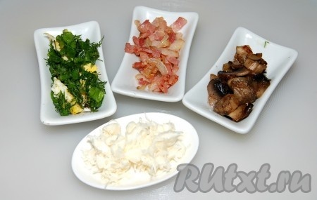 Для приготовления 4-ой начинки натереть сыр на крупной терке. Приготовить к использованию все четыре начинки. Начинки должны быть охлажденными.