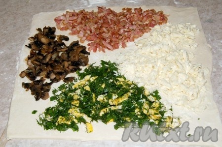 Разделить пласт теста на 4 части и на каждую часть разложить разную начинку.