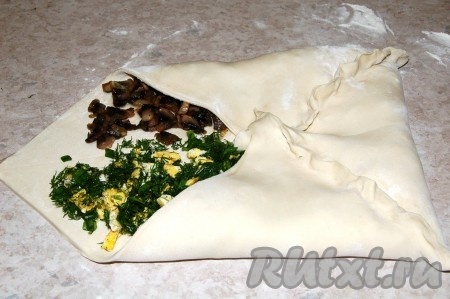 Теперь аккуратно соединить края теста.