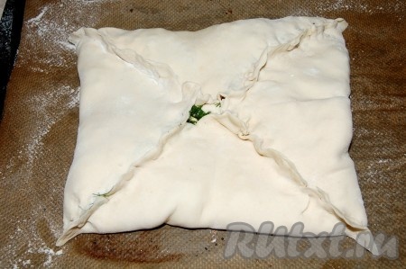 Теперь аккуратно соединить края теста.