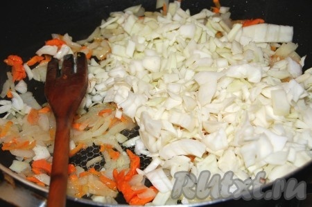 Затем добавить мелко нарезанную капусту.