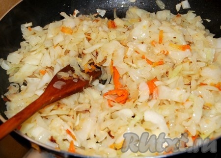 Перемешать и жарить до полной готовности.