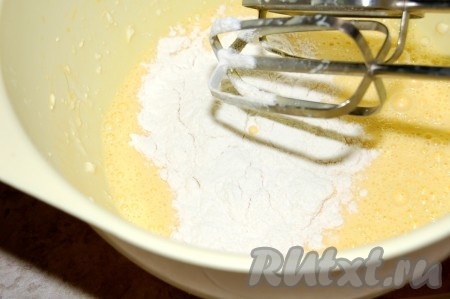 Добавить небольшими частями просеянную муку с содой и солью.