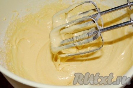 Получится гладкое тесто, по консистенции, как густая сметана.