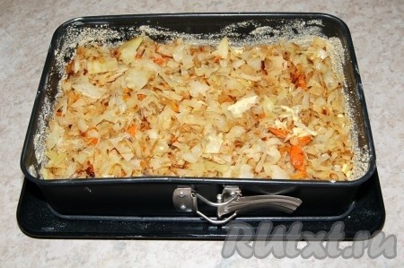 На тесто выложить всю начинку из капусты, разровнять поверхность.