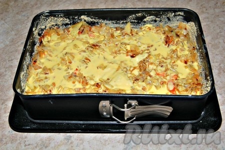 На капусту выложить оставшееся тесто.