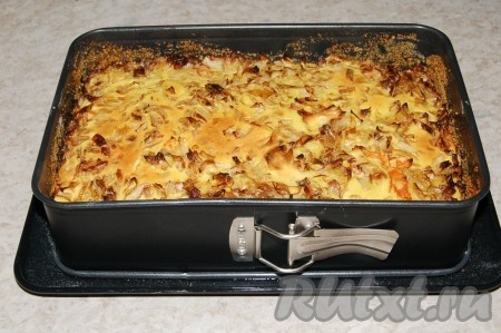 Когда быстрый пирог с капустой испечется, вытащить его из духовки.