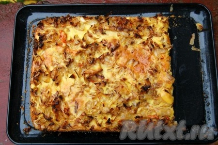 Теперь можно разрезать пирог на порции и начинать пить чай.