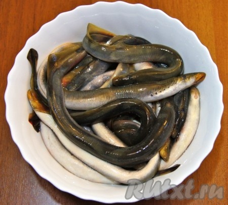 Я провела все процедуры - мыла в трех водах, терла солью трижды, но от слизи избавиться так и не получилось. Попробовала снять кожу и она снялась чулком. Если бы я знала, что так получится, не стала бы так тереть миноги солью. Ну ничего, в следующий раз буду умнее. 