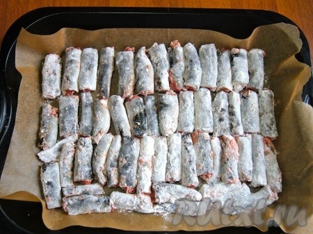 Противень застелила пекарской бумагой, уложила панированные миноги, отправила в разогретую духовку до 180-200 градусов на 30 минут. 