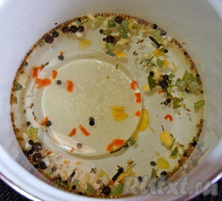 Теперь надо приготовить маринад - в кастрюлю налила 300 мл воды, масло и все специи, соль, сахар, прокипятила. Влила уксус.  