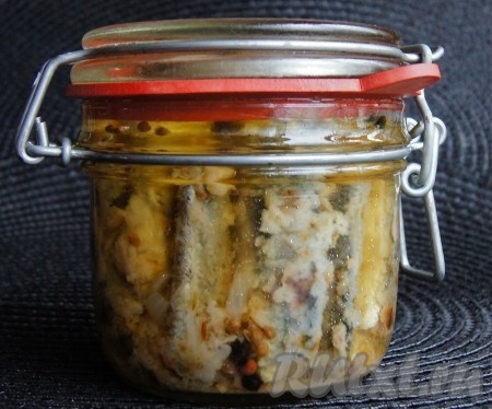 Разложила рыбу в стерилизованные банки. Залила миноги горячим маринадом, закрыла крышками. Накрыла полотенцем. Как только остыли, отправила в холодильник. 