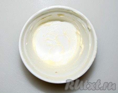 Кокотницу (формочку) смазываем изнутри сливочным маслом.