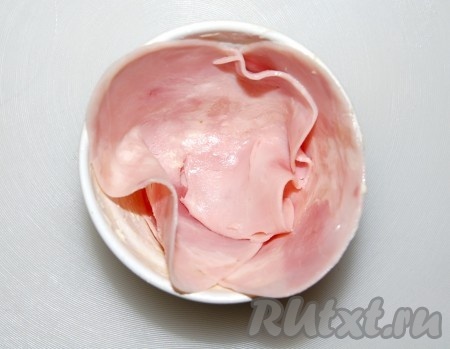 Выкладываем ломтиками ветчины.