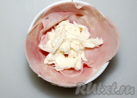 Натираем сыр на крупной терке и укладываем на ветчину.