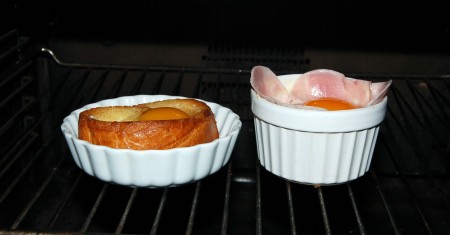 Обе формочки помещаем в духовку при температуре 180 градусов и держим там примерно 10 минут, как только белок схватится, сразу же вынимаем.