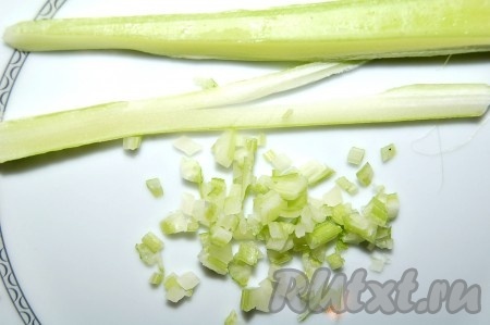 А теперь рассмотрим еще три вида закусок из яиц. Для всех этих закусок варим яйца вкрутую. Для закуски № 1 черешки сельдерея мелко режем.