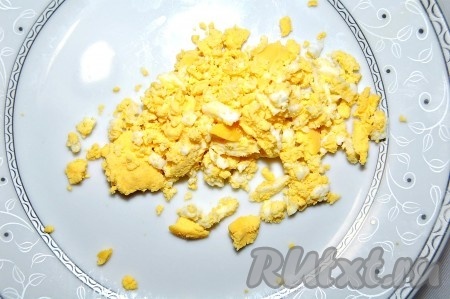 Яйцо измельчаем вилкой.