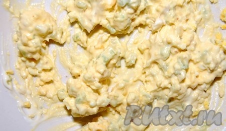 Смешиваем сельдерей с яйцом, заправляем майонезом с горчицей.