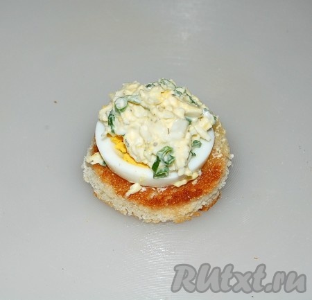 На кружочек яйца размещаем приготовленные закуски.