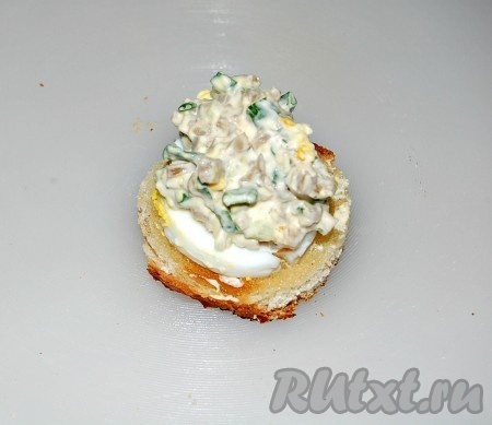 На кружочек яйца размещаем приготовленные закуски.