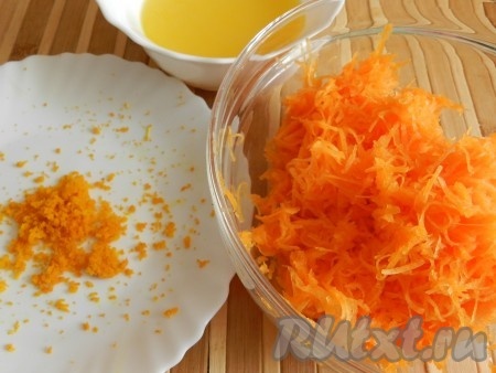 Масло растопить и остудить. 250 грамм очищенной тыквы натереть на мелкой тёрке. С апельсина снять цедру (если нет апельсина, можно обойтись и без добавления цедры в тесто).