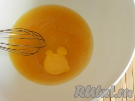 Добавить яйцо, перемешать венчиком.
