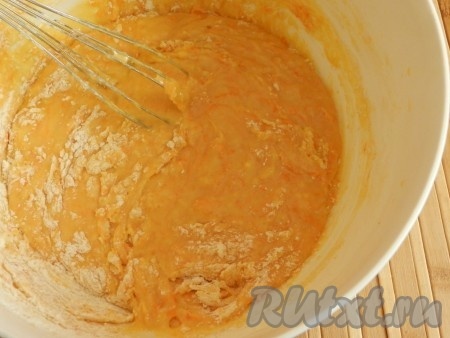 Всыпать сахар, муку с разрыхлителем, тщательно перемешать, чтобы не было комков.
