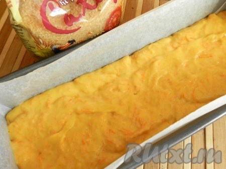 Форму для выпечки (я выпекала в прямоугольной форме для выпечки размером 27 см х 8 см х 7 см) застелить пергаментной бумагой. Выложить равномерно тесто.
