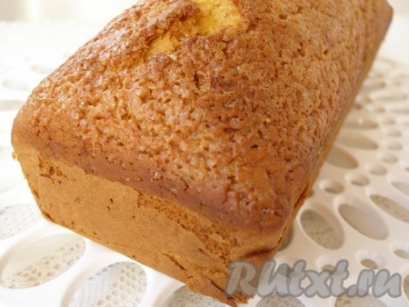 Ароматный, вкусный кекс из тыквы с мёдом готов. Немного остудить в форме, затем вынуть, переложить на решётку и оставить до полного остывания.
